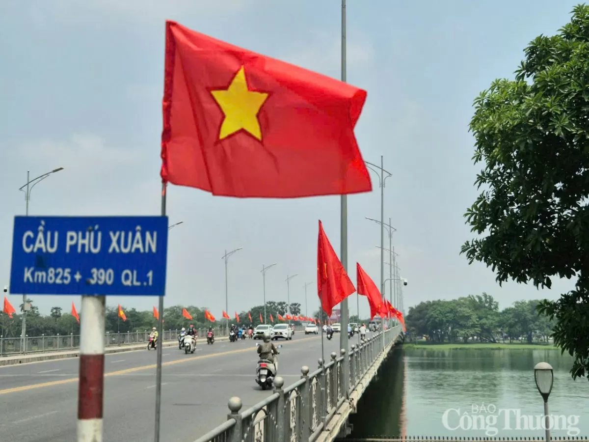 Thành phố Huế: Rực rỡ cờ hoa dịp lễ 30/4