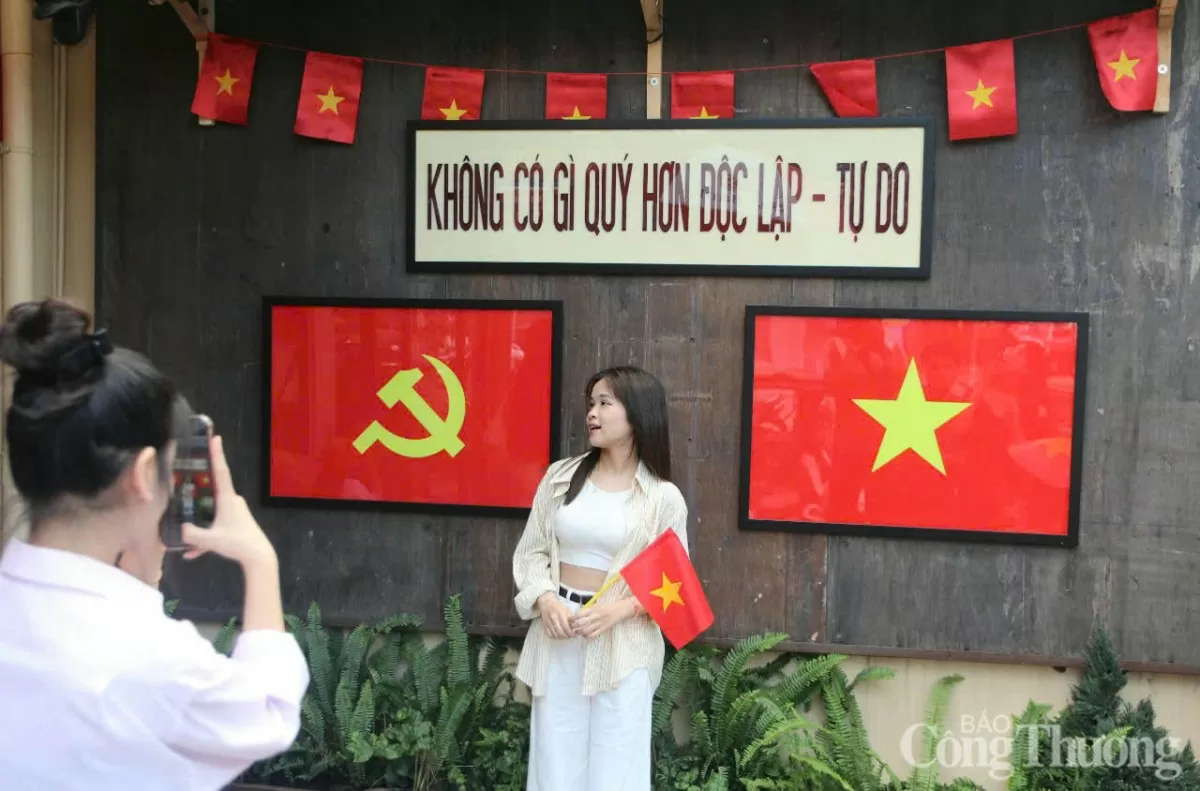 Thành phố Huế: Rực rỡ cờ hoa dịp lễ 30/4