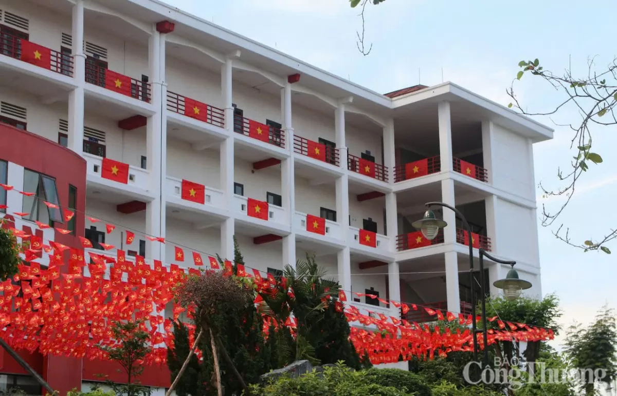 Thành phố Huế: Rực rỡ cờ hoa dịp lễ 30/4