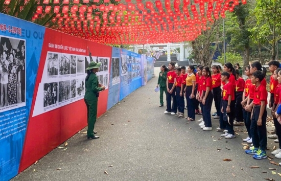 hang van du khach do ve nga ba dong loc trong thang 4 lich su