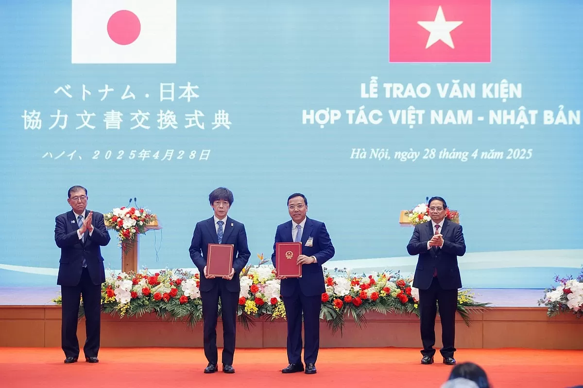 Thủ tướng Phạm Minh Chính và Thủ tướng Nhật Bản Ishiba Shigeru chứng kiến lễ trao Bản ghi nhớ hợp tác giữa Bộ Công Thương Việt Nam và Bộ Kinh tế, Thương mại và Công nghiệp Nhật Bản về việc thúc đẩy các dự án hợp tác song phương trong lĩnh vực chuyển dịch năng lượng. Ảnh: VGP/Nhật Bắc