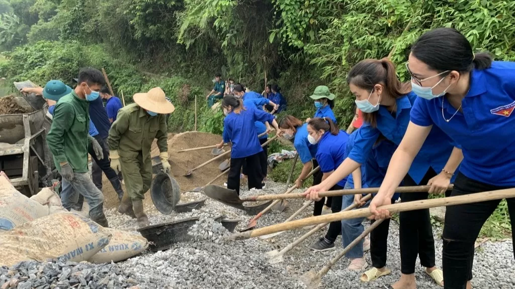 Thanh niên tham gia làm đường giao thông nông thôn. Ảnh: Nguyễn Dũng