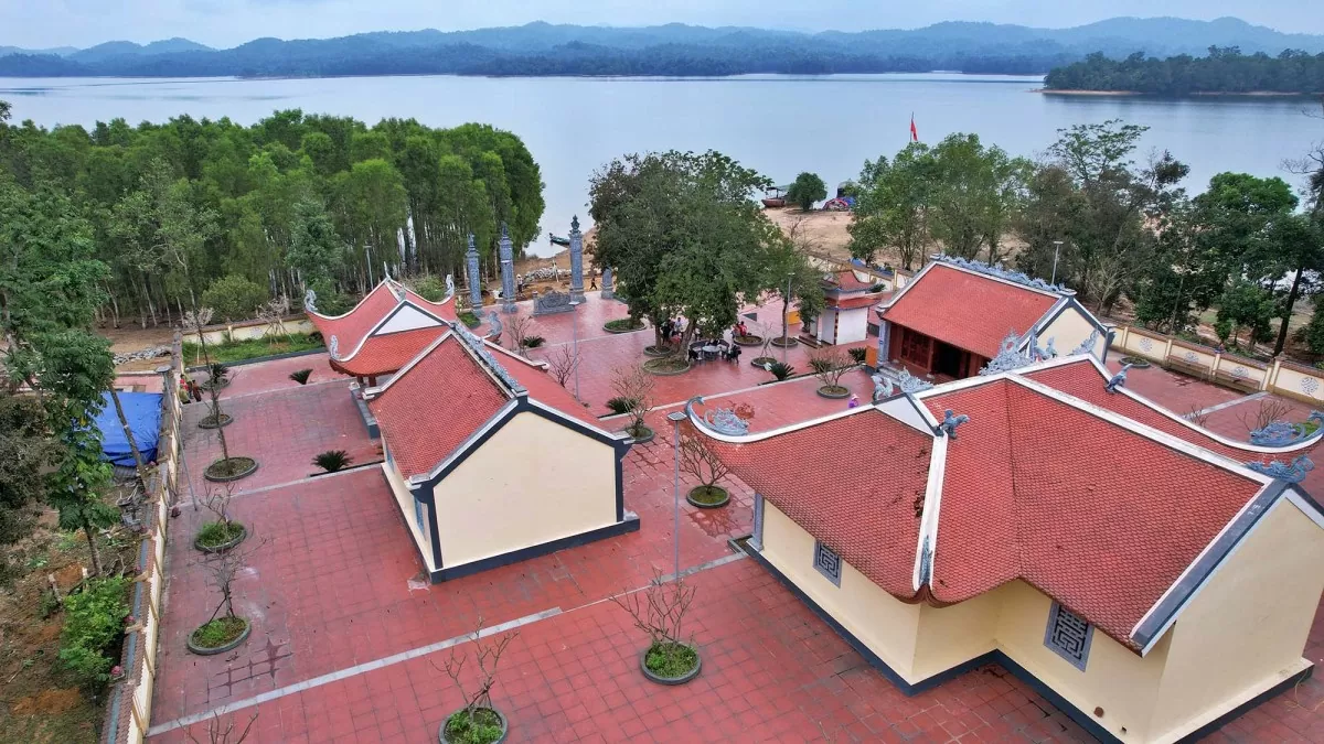 Đền thờ anh hùng liệt sĩ tại hồ Kẻ Gỗ: Thắp sáng