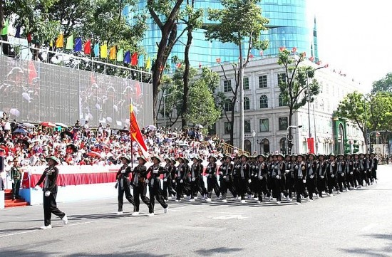 hay yeu nuoc bang nhung viec lam nho nhat nhu dung xa rac khi du dai le