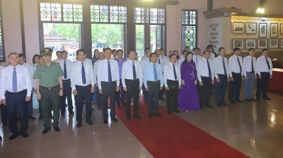 đại biểu tỉnh thanh hóa đang dương tưởng niệm ngày giải phóng miền nam