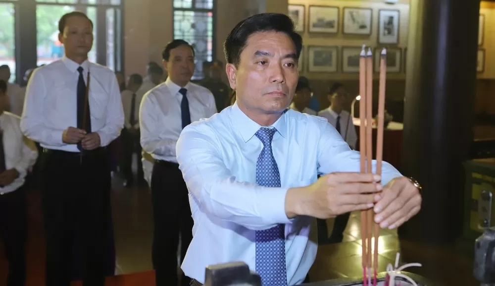 đại biểu tỉnh thanh hóa đang dương tưởng niệm ngày giải phóng miền nam