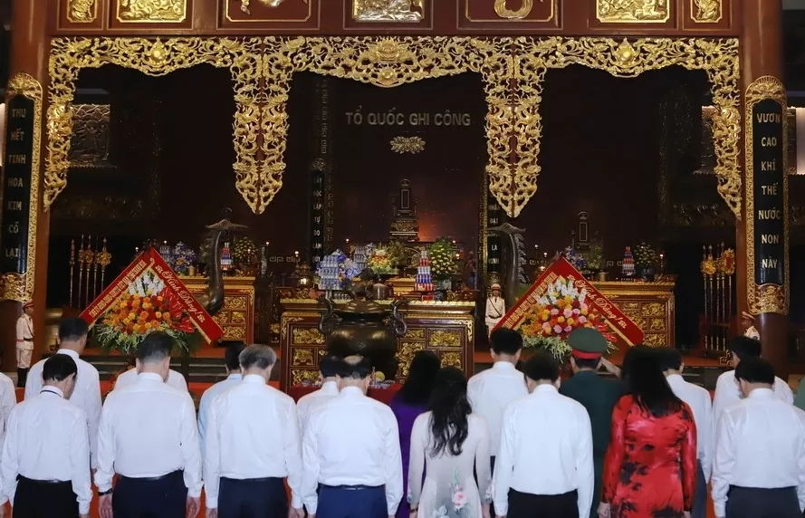 đại biểu tỉnh thanh hóa đang dương tưởng niệm ngày giải phóng miền nam