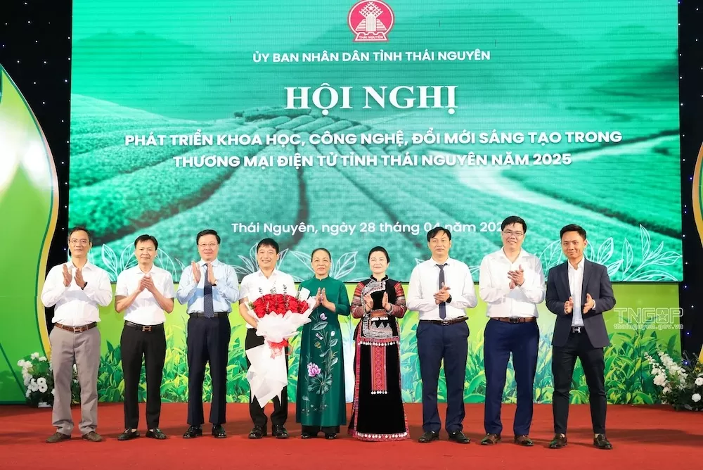 Các đại biểu tặng hoa chúc mừng Hiệp hội Thương mại điện tử Thái Nguyên