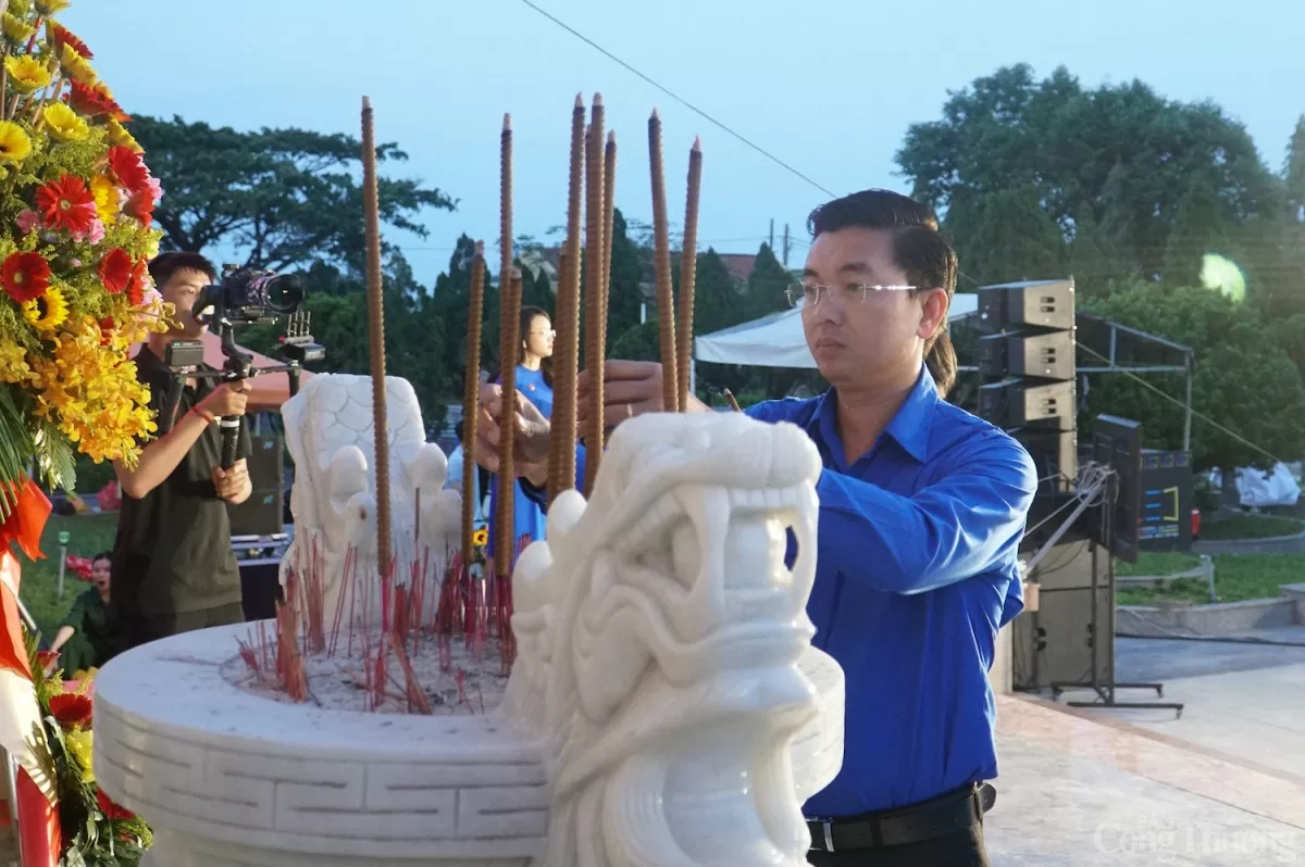 Dâng hương tưởng niệm các Anh hùng liệt sĩ