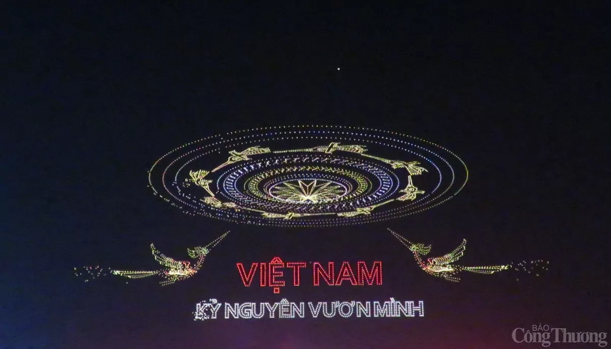 Mãn nhãn màn tổng duyệt 10.500 drone thắp sáng bầu trời TP. Hồ Chí Minh