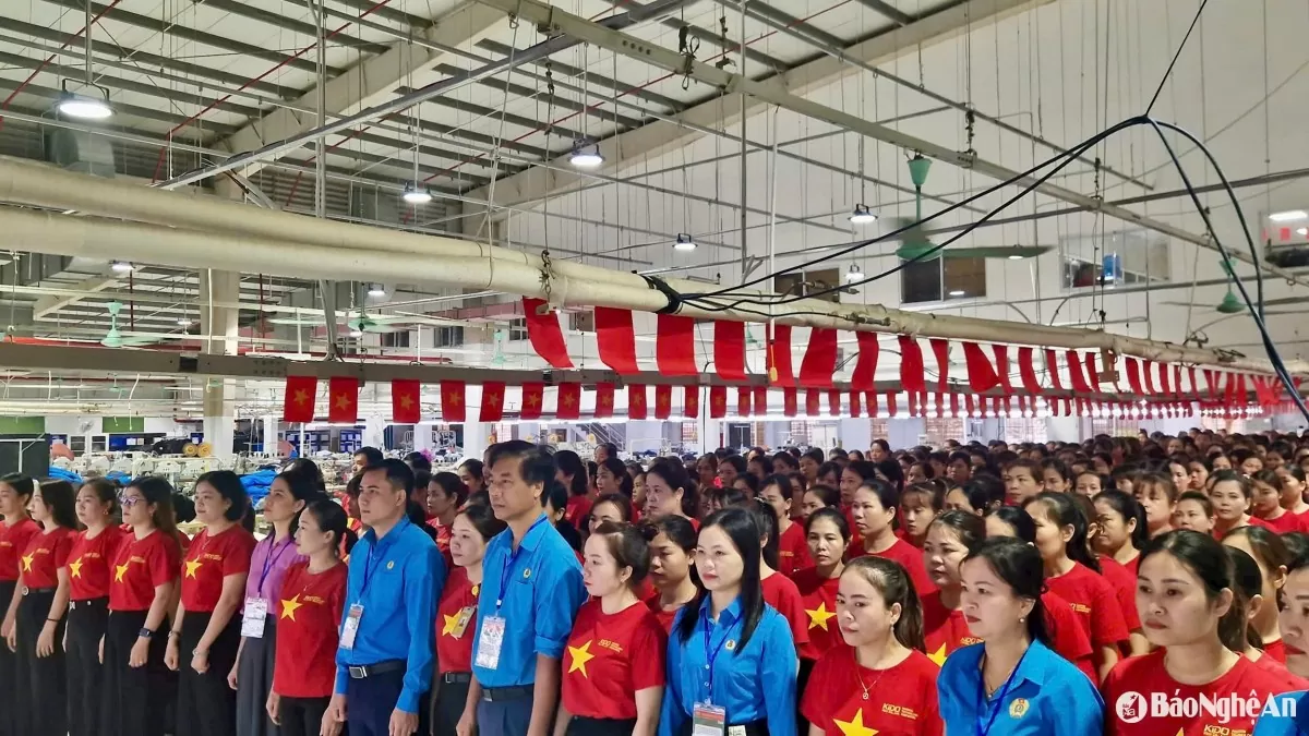 Từ ánh mắt học trò đến nhịp bước công nhân: Tự hào hai tiếng Việt Nam!