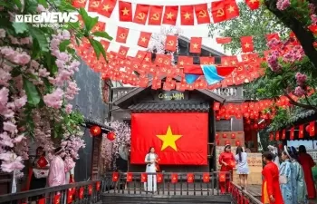 Từ ánh mắt học trò đến nhịp bước công nhân: Tự hào hai tiếng Việt Nam!