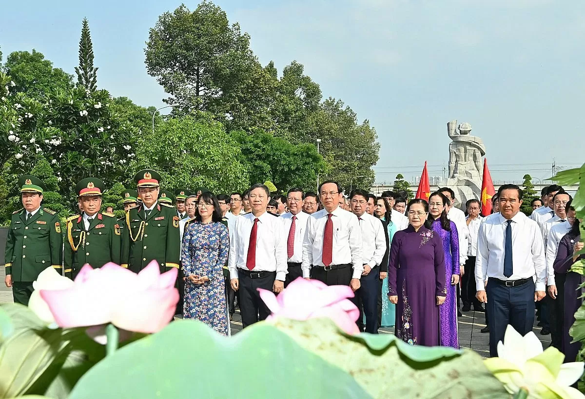Lãnh đạo TP. Hồ Chí Minh dâng hương tưởng niệm Anh hùng liệt sĩ