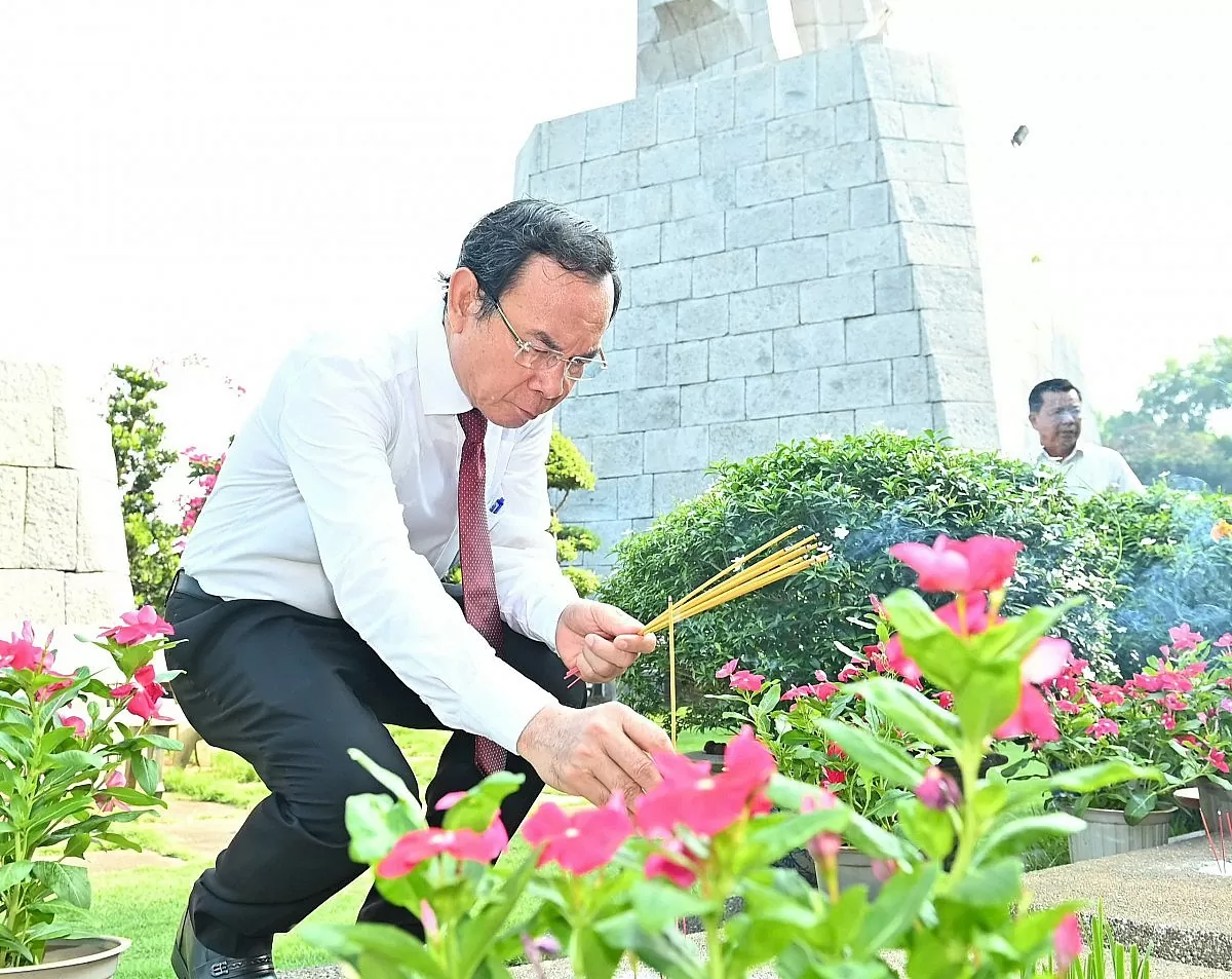 Lãnh đạo TP. Hồ Chí Minh dâng hương tưởng niệm Anh hùng liệt sĩ