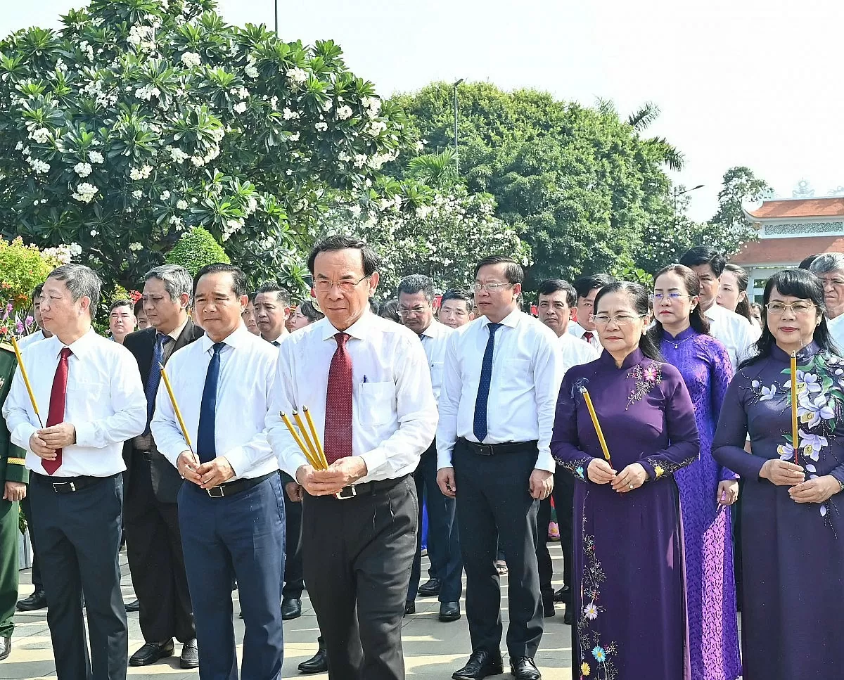 Lãnh đạo TP. Hồ Chí Minh dâng hương tưởng niệm Anh hùng liệt sĩ
