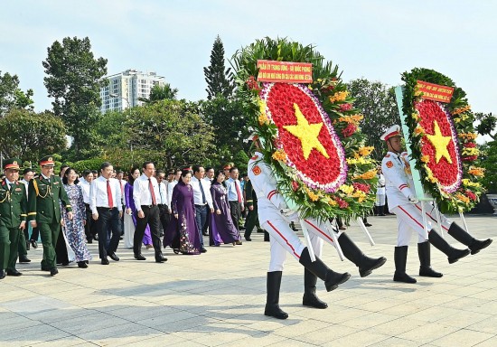 lanh dao tp ho chi minh dang huong tuong niem anh hung liet si