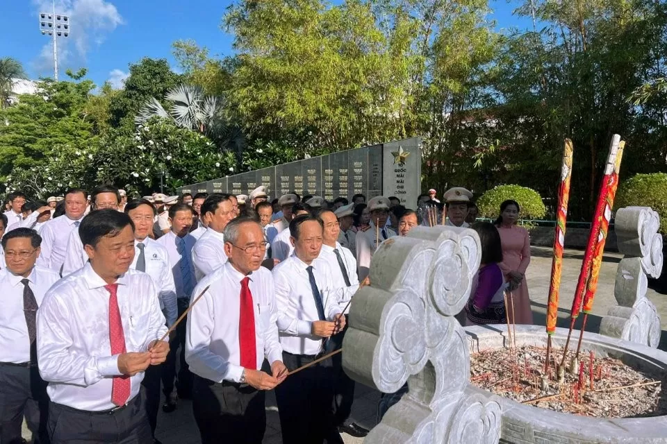 Các đại biểu tỉnh Sóc Trăng, Bạc Liêu dâng hương tưởng niệm các anh hùng liệt sĩ