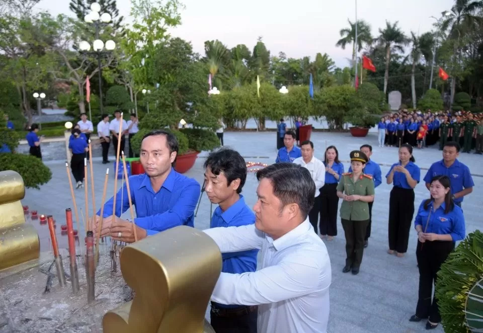 Các đại biểu tỉnh Sóc Trăng, Bạc Liêu dâng hương tưởng niệm các anh hùng liệt sĩ