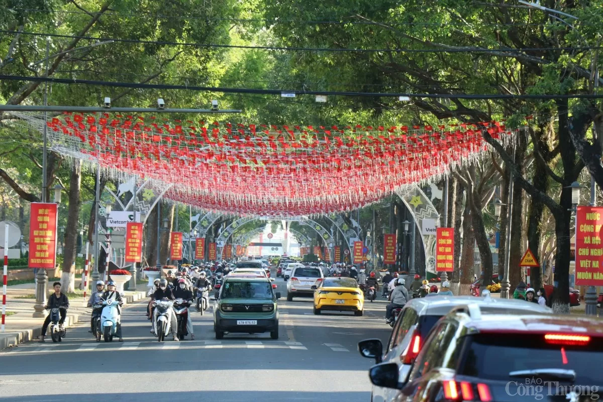 Hào khí 30/4 lan tỏa trên từng góc phố Tây Nguyên