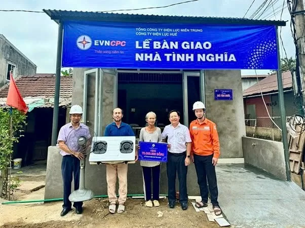 PC Huế:  Bàn giao 2 căn nhà tình nghĩa cho hộ nghèo