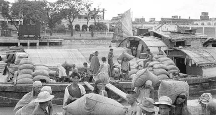 Bài 2 - Tem phiếu và những chuyến tàu 'định mệnh'
