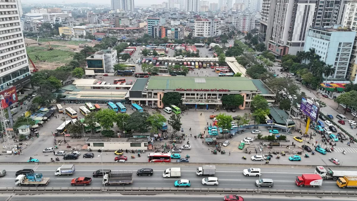 Dòng người chen chân xếp hàng lên xe về quê nghỉ lễ 30/4