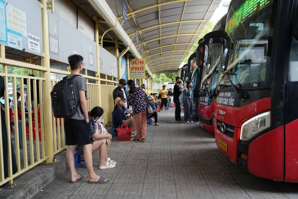 Dòng người chen chân xếp hàng lên xe về quê nghỉ lễ 30/4