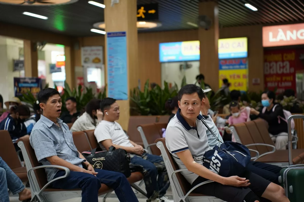 Dòng người chen chân xếp hàng lên xe về quê nghỉ lễ 30/4