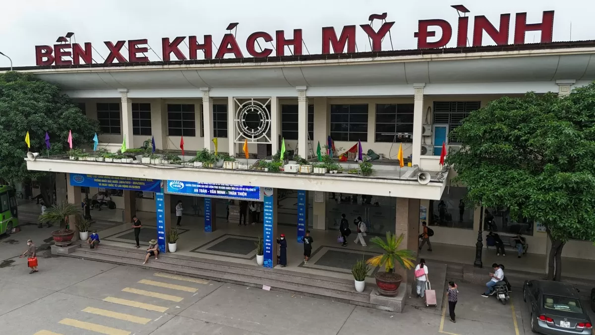 Dòng người chen chân xếp hàng lên xe về quê nghỉ lễ 30/4