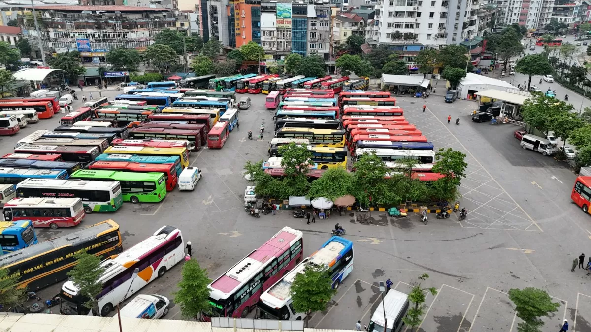Dòng người chen chân xếp hàng lên xe về quê nghỉ lễ 30/4