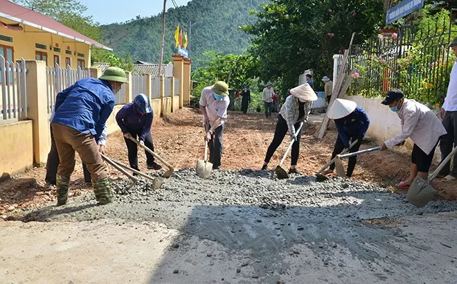 Nhân dân đang bê tông hóa đường nông thôn.
