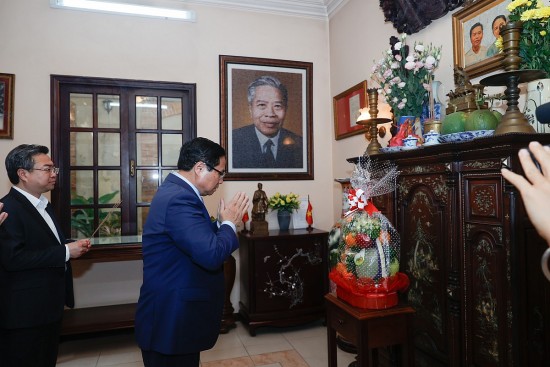 thu tuong dang huong tuong nho cac dong chi pham hung vo van kiet