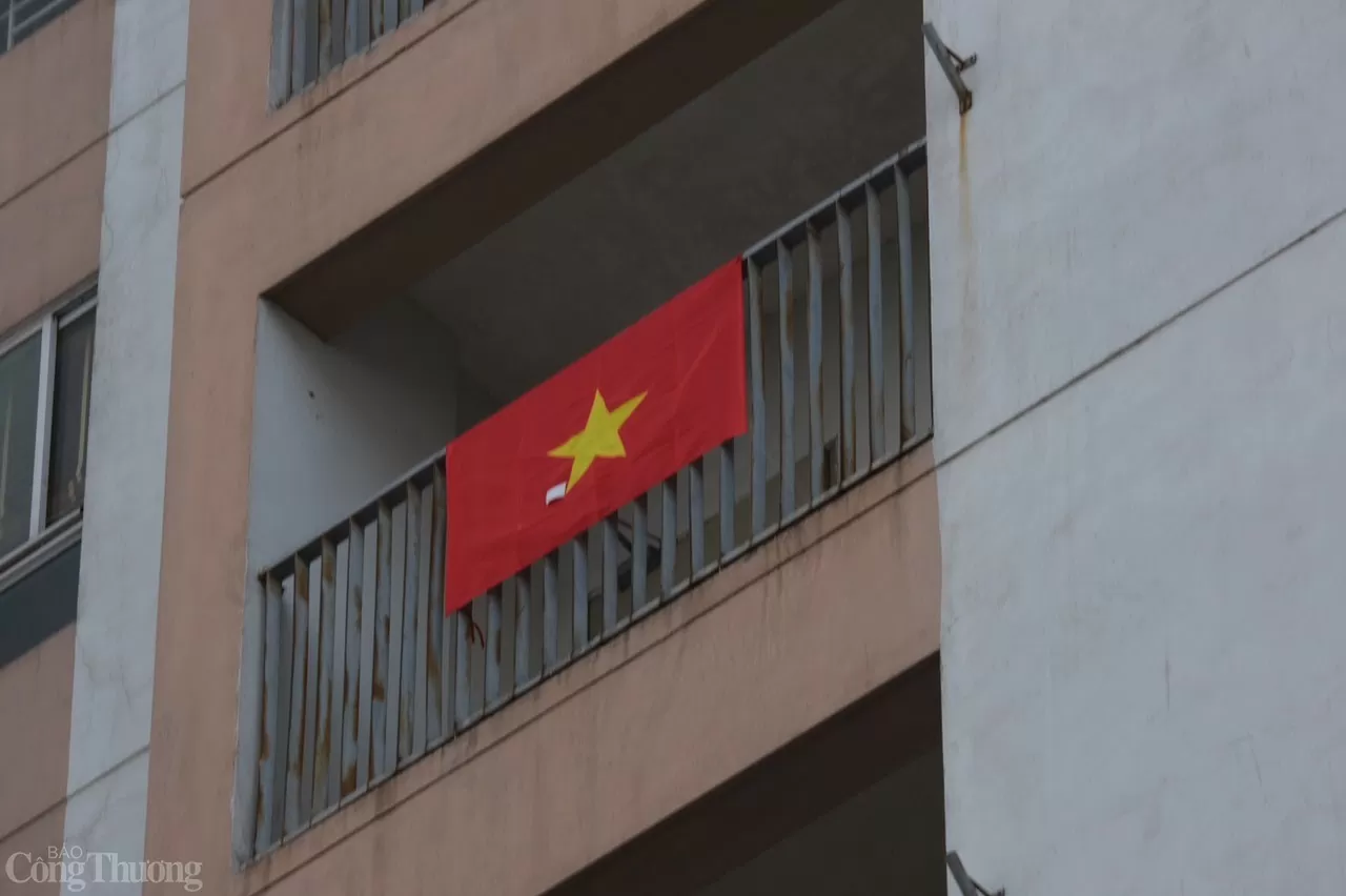 Tình yêu nước to lớn qua những ô ban công nho nhỏ. 