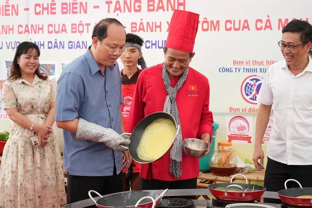Bí thư Tỉnh ủy Nguyễn Hồ Hải (thứ 2 từ trái qua) trải nghiệm chế biến bánh xèo cùng các nghệ nhân tại sự kiện. Ảnh: camau.gov.vn