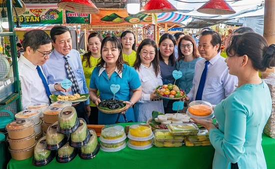soi dong ngay hoi banh dan gian nam bo tai ca mau