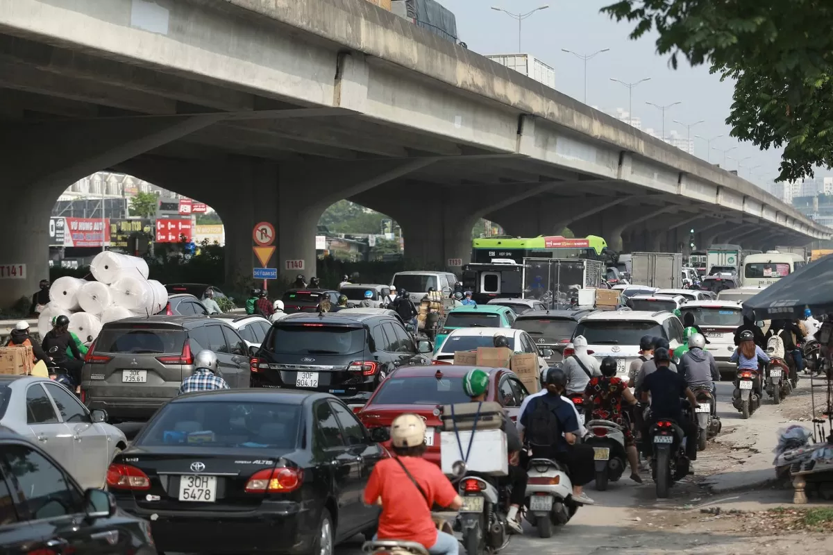 Chùm ảnh: Hà Nội ken đặc người, xe trước nghỉ lễ 30/4-1/5