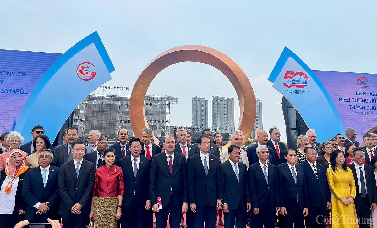 Khánh thành Biểu tượng Hữu nghị Quốc tế mừng chiến thắng 30/4
