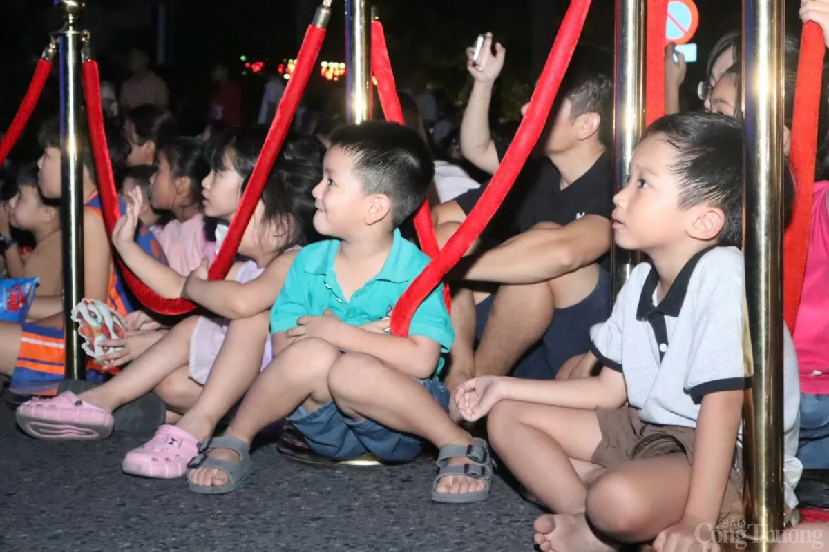 Các em nhỏ theo dõi buổi trình chiếu Các em nhỏ theo dõi buổi trình chiếu