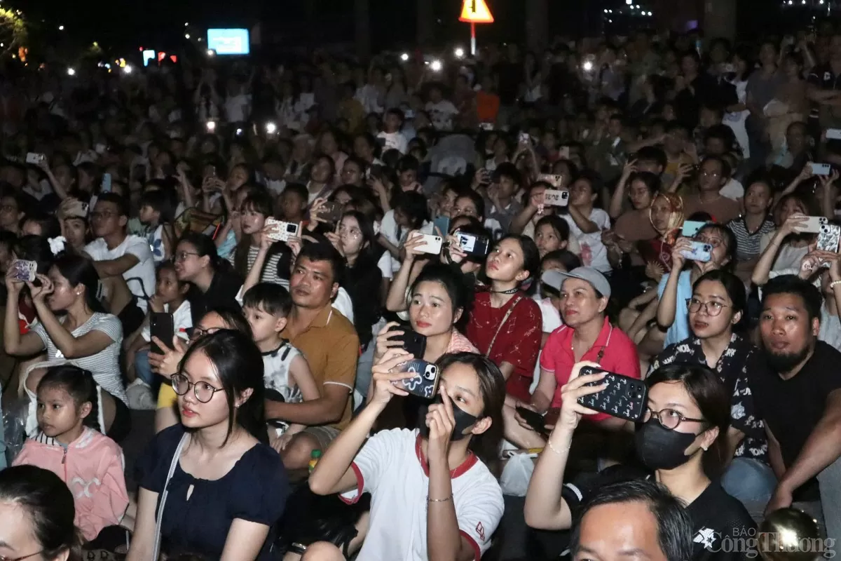 Người dân cùng nhau ghi lại những khoảnh khắc đẹp đẽ tại buổi trình chiếu Người dân cùng nhau ghi lại những khoảnh khắc đẹp đẽ tại buổi trình chiếu