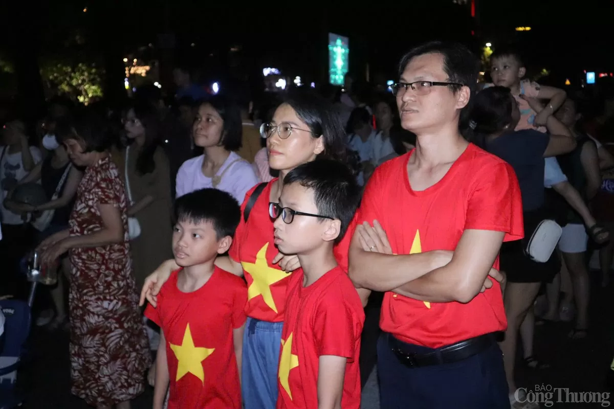 Người dân theo dõi chương trình Mapping 3D kể chuyện về Đà Nẵng Người dân theo dõi chương trình Mapping 3D kể chuyện về Đà Nẵng