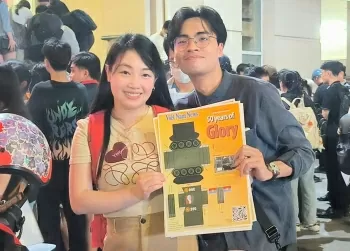 Giới trẻ háo hức sở hữu poster xe tăng 390 ngày 30/4/1975