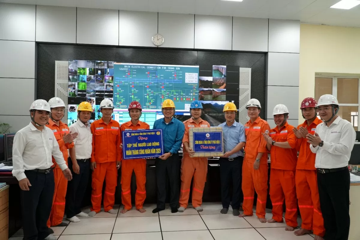 Công đoàn EVNGENCO2 thăm, tặng quà người lao động Thủy điện Trung Sơn