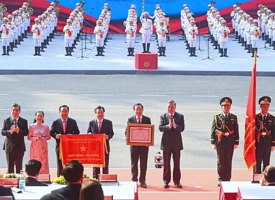 tp ho chi minh don nhan danh hieu anh hung lao dong