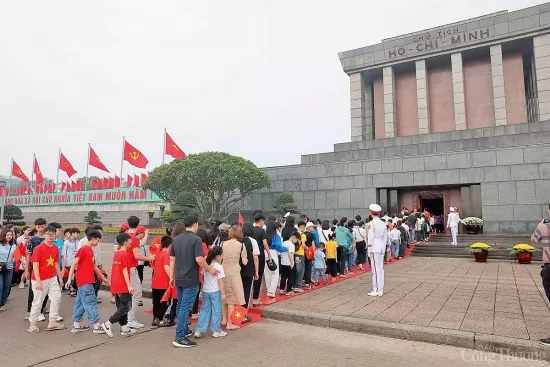 Dòng người tới Lăng Bác ngày 30/4: Để ‘như có Bác Hồ trong ngày vui đại thắng’
