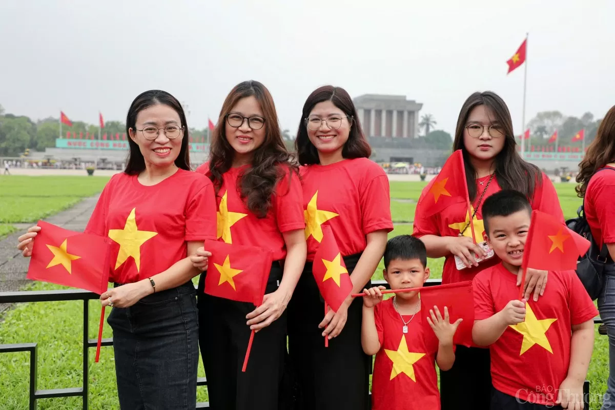 Dòng người tới Lăng Bác ngày 30/4: Để ‘như có Bác Hồ trong ngày vui đại thắng’