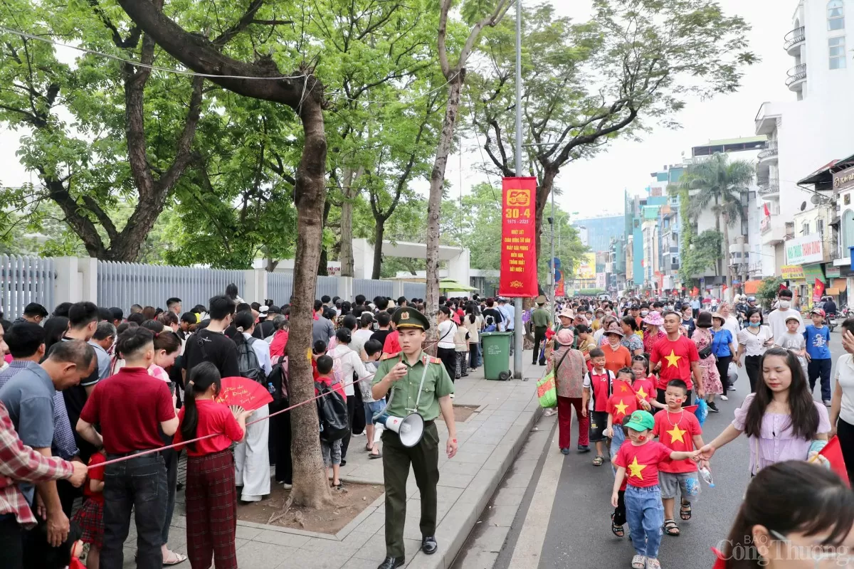 Dòng người tới Lăng Bác ngày 30/4: Để ‘như có Bác Hồ trong ngày vui đại thắng’