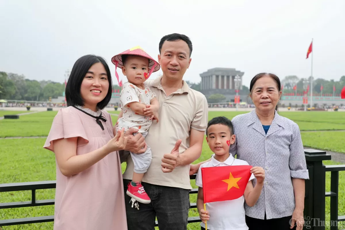 Dòng người tới Lăng Bác ngày 30/4: Để ‘như có Bác Hồ trong ngày vui đại thắng’
