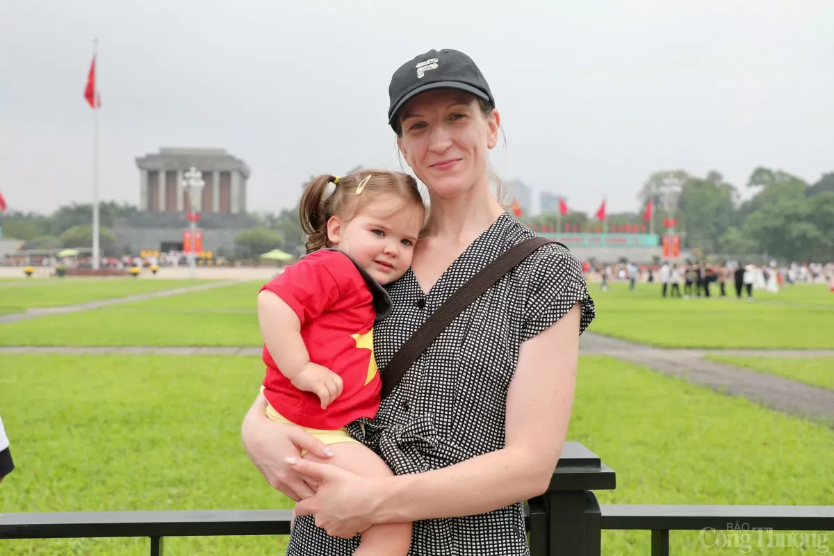 Dòng người tới Lăng Bác ngày 30/4: Để ‘như có Bác Hồ trong ngày vui đại thắng’