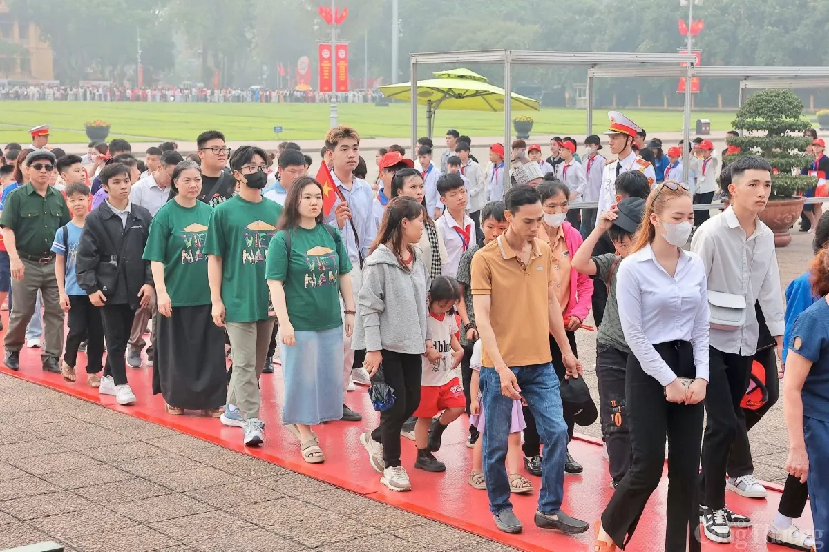 Dòng người tới Lăng Bác ngày 30/4: Để ‘như có Bác Hồ trong ngày vui đại thắng’