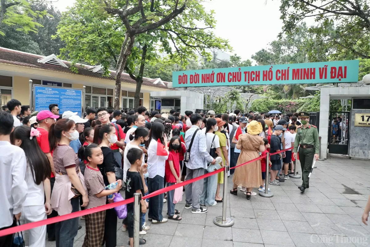 Dòng người tới Lăng Bác ngày 30/4: Để ‘như có Bác Hồ trong ngày vui đại thắng’